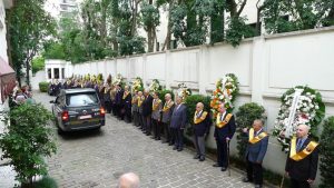 O féretro saindo da sede do Instituto Plinio Corrêa de Oliveira em direção ao Cemitério da Consolação