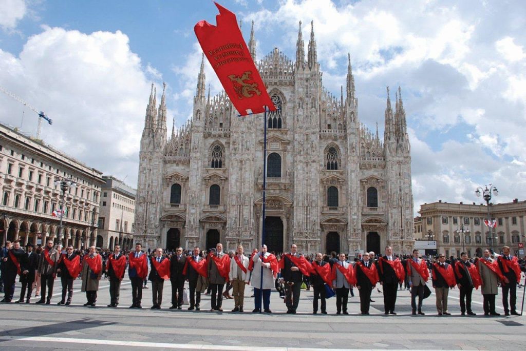 Campanha da TFP italiana em frente à Catedral de Milão