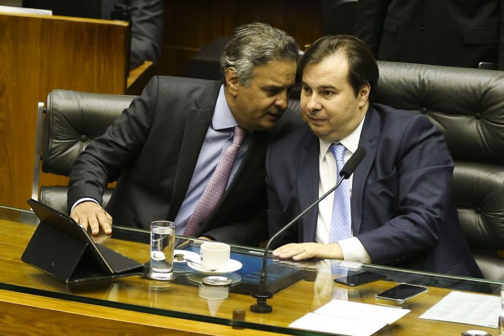 O presidente da Câmara dos Deputados, Rodrigo Maia com Aécio Neves [Foto: José Cruz/Agência Brasil]