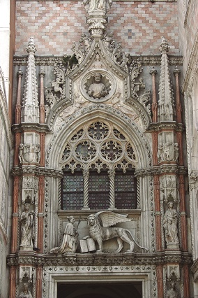 Parte superior da porta de entrada do Palácio dos Doges