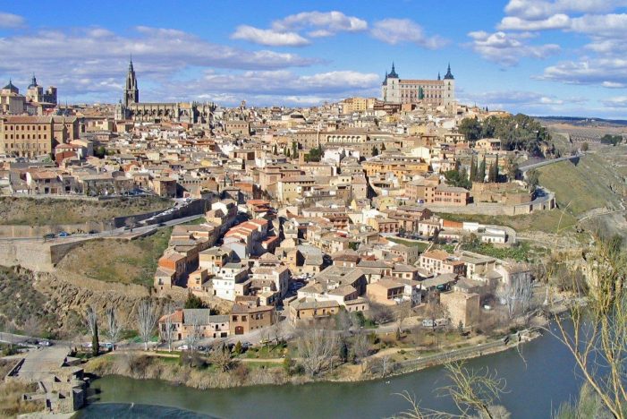 Espanha: não há outeiro de onde não se aviste um santuário