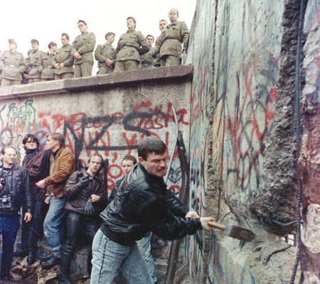 Há 25 anos da derrubada do “Muro de Berlim” — o muro da vergonha!