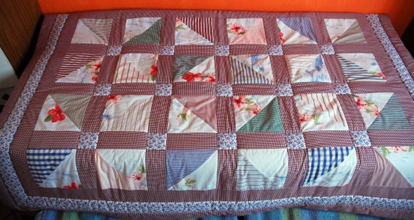 COLCHA DE RETALHOS COM A ROUPA DO REI