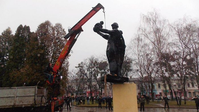 Ucrânia adota leis para “dessovietizar” o país