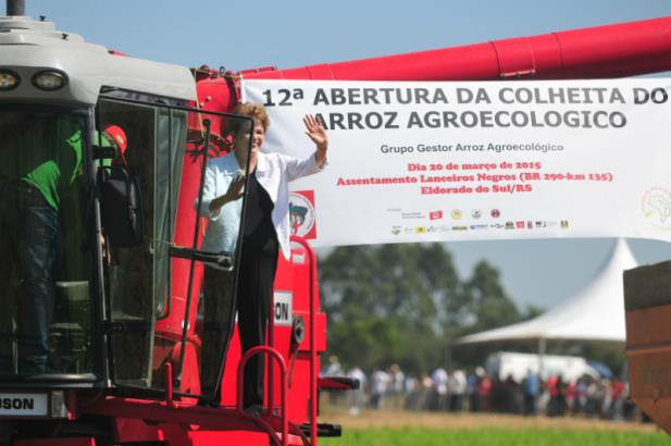 Propaganda enganosa, enquanto os agricultores são abandonados