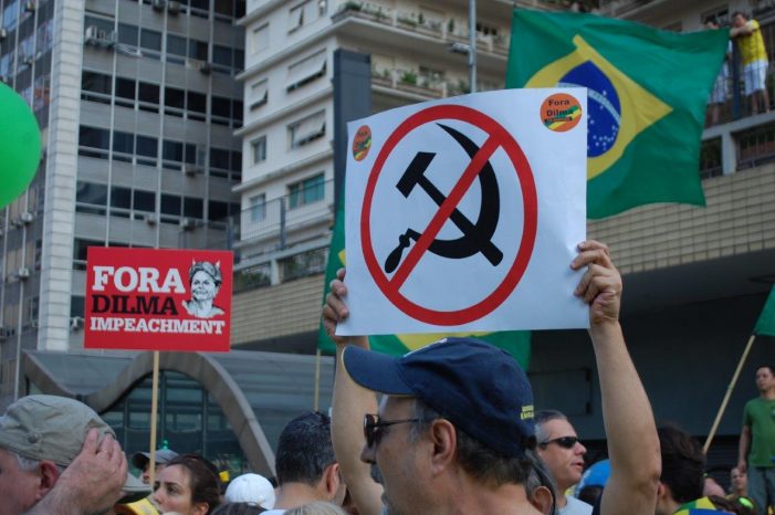 Para não mudar o verde e amarelo pela foice e o martelo