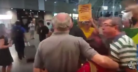 “MST: vai pra Cuba com o PT”