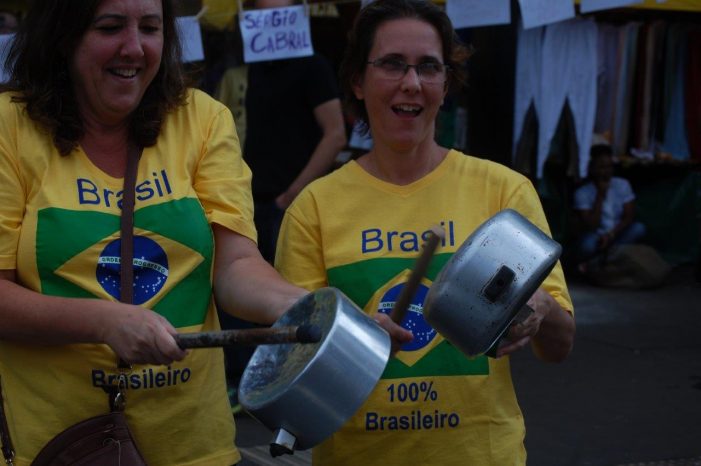 “Nossa bandeira verde e amarela, sem foice e martelo”