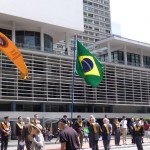 “Nossa bandeira verde e amarela, sem foice e martelo”