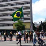 “Nossa bandeira verde e amarela, sem foice e martelo”