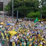 “Nossa bandeira verde e amarela, sem foice e martelo”