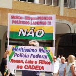 “Nossa bandeira verde e amarela, sem foice e martelo”