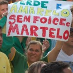 “Nossa bandeira verde e amarela, sem foice e martelo”