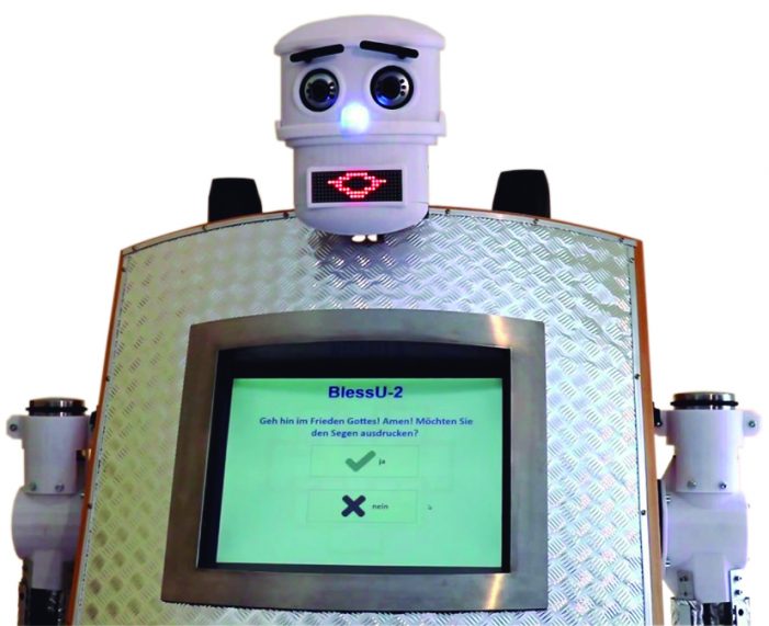 Robô “abençoa” comemorando Lutero e evocando ídolos