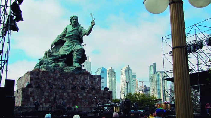 Monumento a Colombo ou a um índio diante da Casa Rosada?