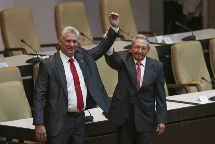 Cá e lá a mesma esquerda há!
