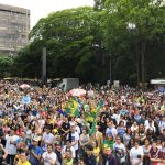 O Príncipe Dom Bertrand de Orleans e Bragança dirige palavras animando os manifestantes ao bom combate contra o aborto