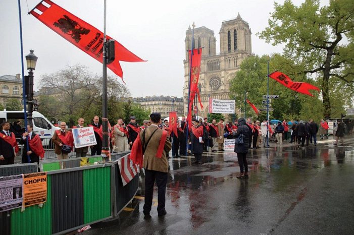 Em Paris, campanha pela restauração autêntica da Catedral de Notre Dame