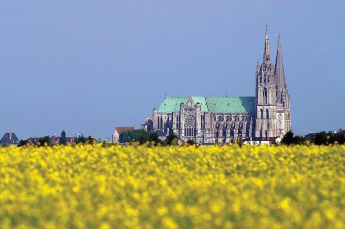 Chartres, a catedral renascida das cinzas. Lição para Paris?