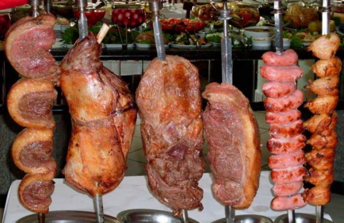 Professor da Califórnia afirma que comer carne ajuda o planeta