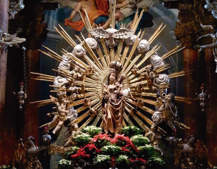 Imagem de Nossa Senhora vítima de uma machadada