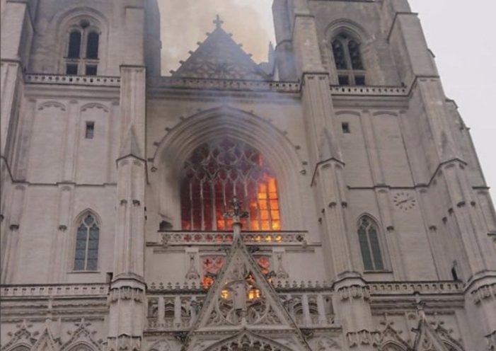 Nesta “onda” demolidora de estátuas e igrejas, o incêndio na Catedral de Nantes