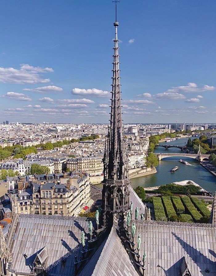 A flecha de Notre-Dame e o Reino de Maria