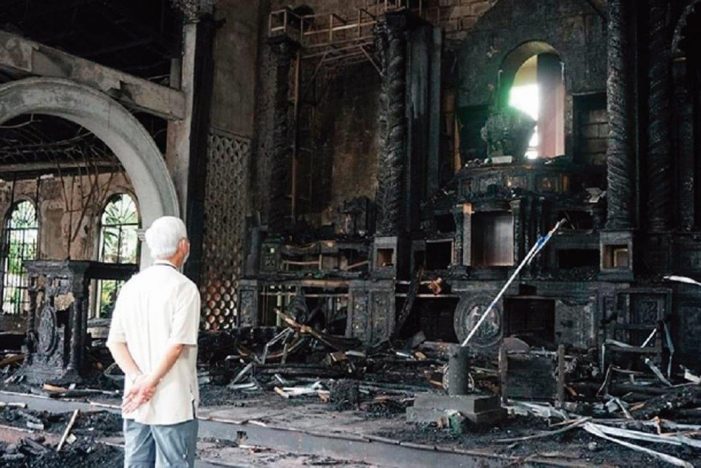 Jesus Sacramentado intacto nas cinzas de igreja incendiada