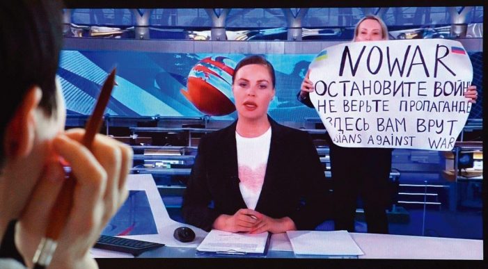 Cansados de mentir, jornalistas russos abandonam imprensa estatal