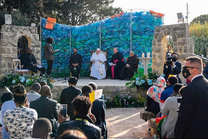 Malta: por que não havia cruz na tribuna de onde o Papa Francisco falou aos imigrantes?