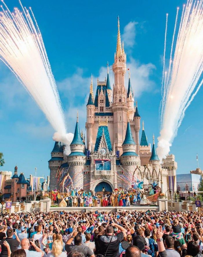 Disney World defende agenda LGBT e perde status na Flórida
