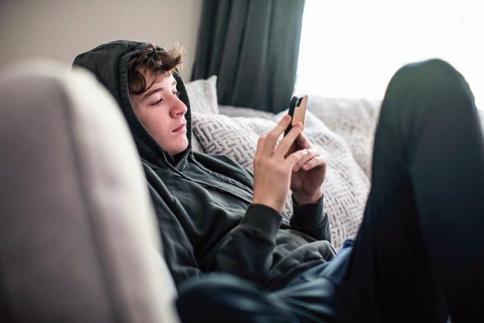 Abuso das telas digitais leva jovens ao suicídio