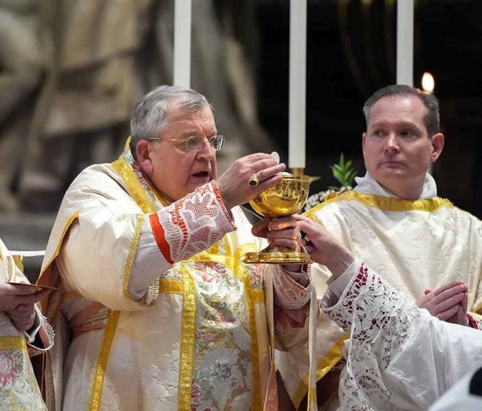 Missa solene do Cardeal Burke na Cátedra de Pedro