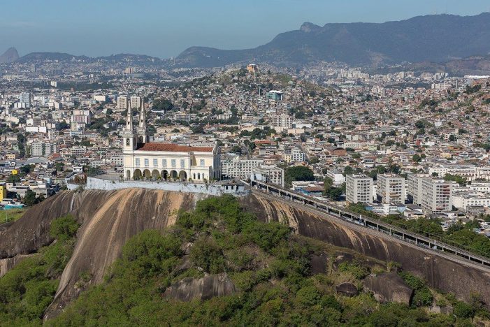 Igreja de 390 anos pairou intacta no conflito com o Comando Vermelho