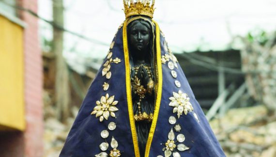 Imagem de Nossa Senhora intacta nos escombros em MG