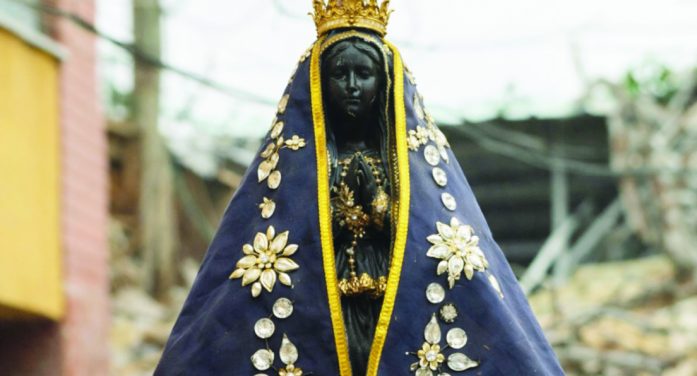 Imagem de Nossa Senhora intacta nos escombros em MG