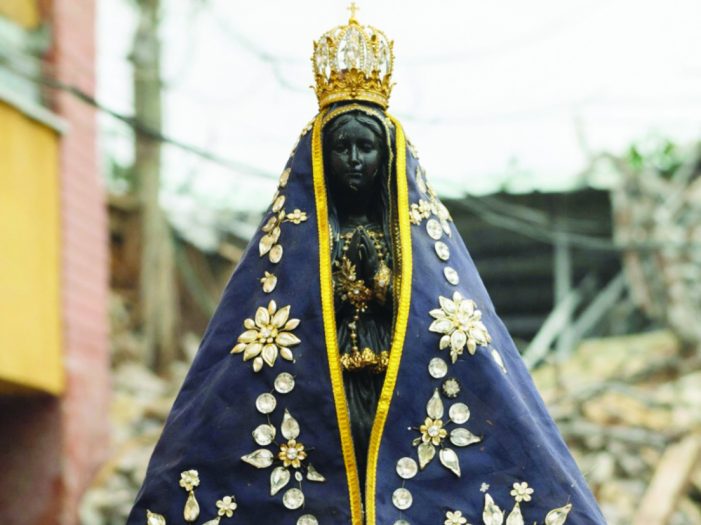 Imagem de Nossa Senhora intacta nos escombros em MG