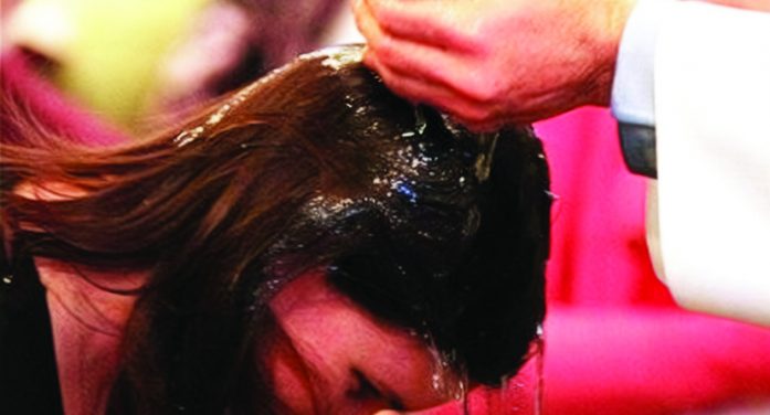 Batismos de adultos mostra defasagem do clero com a graça divina