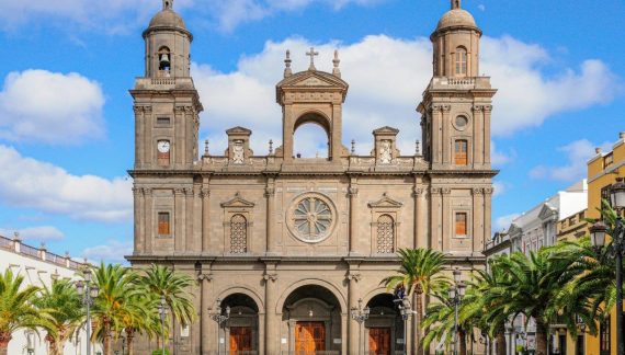 Na Festa de Santa Ana, a nudez e a homossexualidade são promovidas em frente de sua catedral