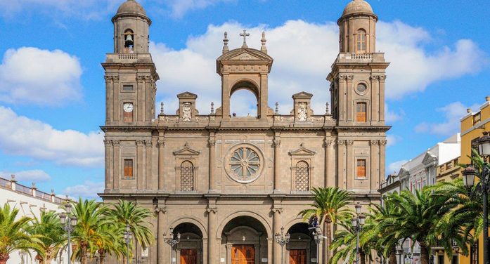 Na Festa de Santa Ana, a nudez e a homossexualidade são promovidas em frente de sua catedral