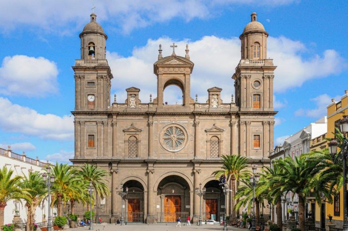Na Festa de Santa Ana, a nudez e a homossexualidade são promovidas em frente de sua catedral
