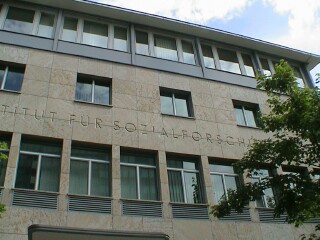 A Escola de Frankfurt: mitos e realidade em olhar retrospectivo