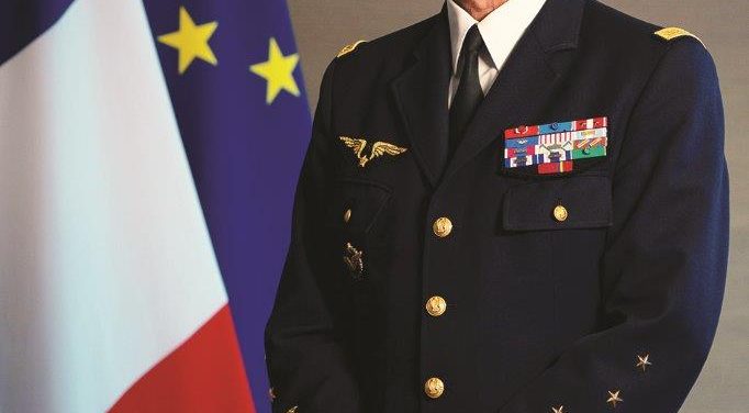 França teme perder o apoio dos EUA e se rearma contra a Rússia